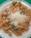 Pasta integral con pollo y espinacas