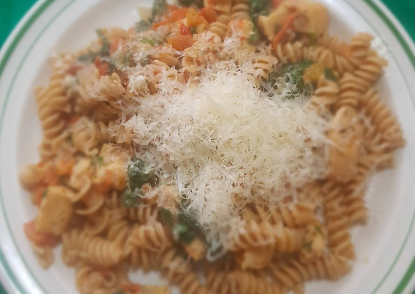 Pasta integral con pollo y espinacas