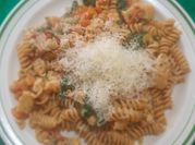 Una foto de pasta integral con pollo