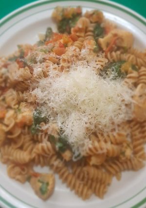 Una foto de Pasta integral con pollo y espinacas