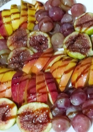 Une photo de Fruits d'été en assiette