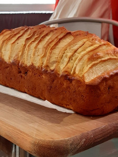 Una foto de Budín de manzana, nueces y pasas