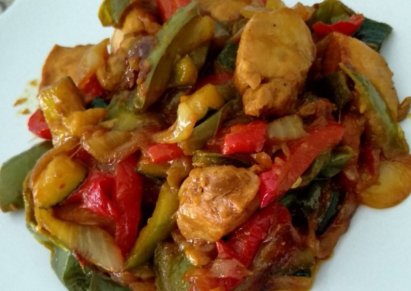 Pimientos con pollo en salsa de soja