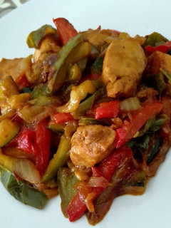 Una foto de Pimientos con pollo en salsa de soja