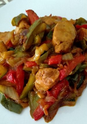 Una foto de Pimientos con pollo en salsa de soja