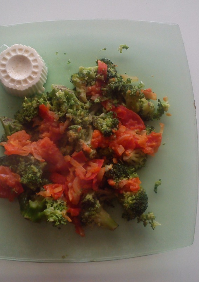 Una foto de Brócoli con tomate y cebolla