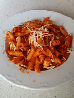 Una foto de Macarrones con chorizo y huevo