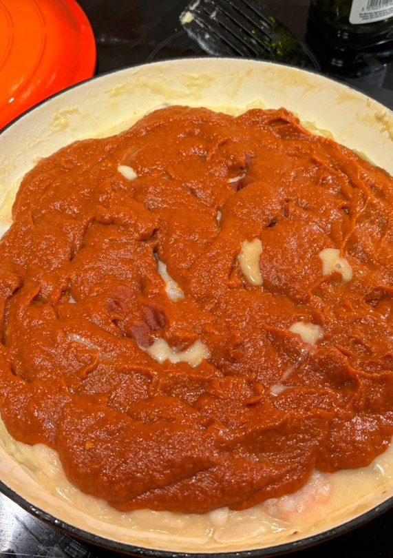 Una foto de Cocochas (kokotxas) de bacalao frescas a la Vizcaína con gambas rojas