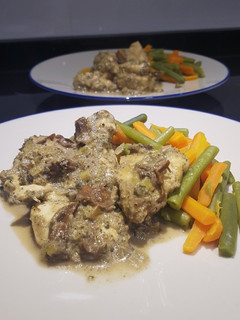 Una foto de Pollo en salsa de setas, trufa y queso azul con verduras