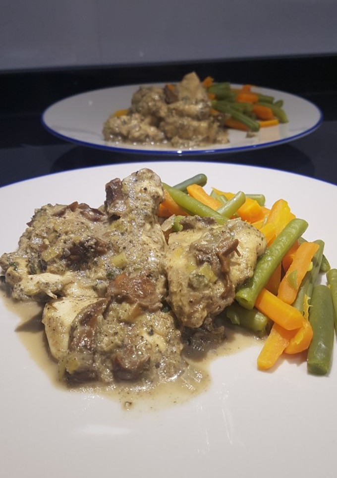 Una foto de Pollo en salsa de setas, trufa y queso azul con verduras