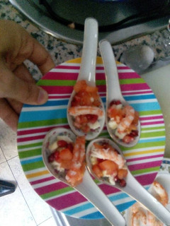 Una foto de Canapé queso de cabra y langostino