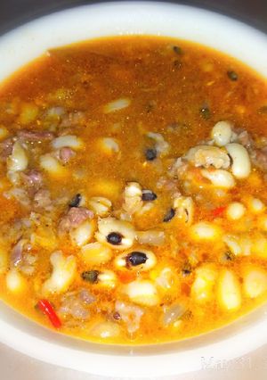 A picture of Lobia qeema (white beans).