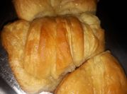 Una foto de croissant con levadura seca