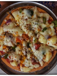 व्हेज चीजी पिझ्झा (veg cheese pizza recipe in marathi) रेसिपी चे मुख्य फोटो