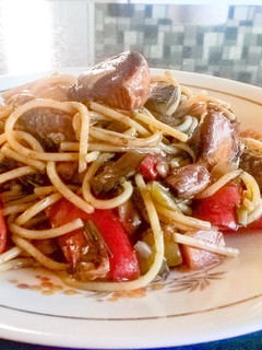 Una foto de Pollo al Chow Mein, comida china