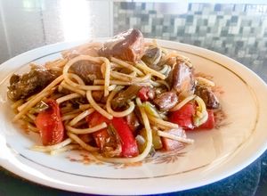 Una foto de Pollo al Chow Mein, comida china