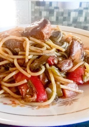 Una foto de Pollo al Chow Mein, comida china