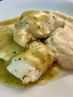 Una foto de Bacalao al pil pil con crema de coliflor