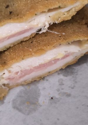 Una foto de Milanesas de pollo rellenas de jamón y queso