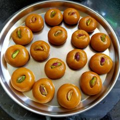 A picture of Kesar-Pista Peda (Mawa).