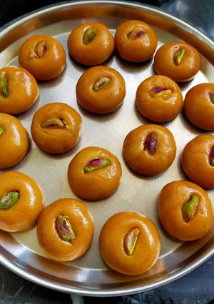 A picture of Kesar-Pista Peda (Mawa).