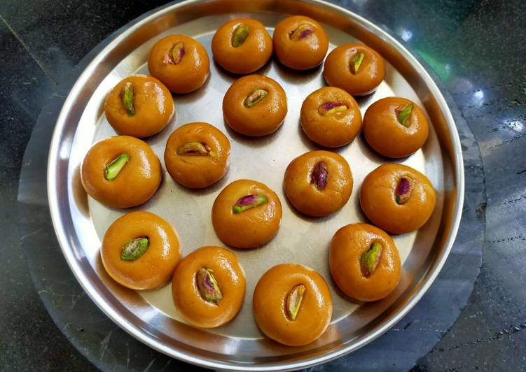 Recipe of Yummy Kesar-Pista Peda (Mawa)