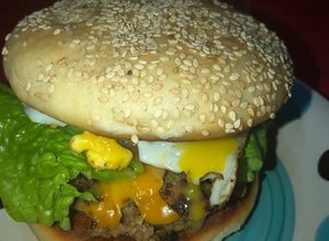 Una foto de Paty y pan de hamburguesa casera!!
