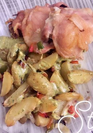 Una foto de Muslitos con papines andinos y salsa de mostaza