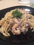 Pasta larga con Camarones y Pollo a la crema