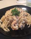 Pasta larga con Camarones y Pollo a la crema