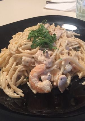 Una foto de Pasta larga con Camarones y Pollo a la crema