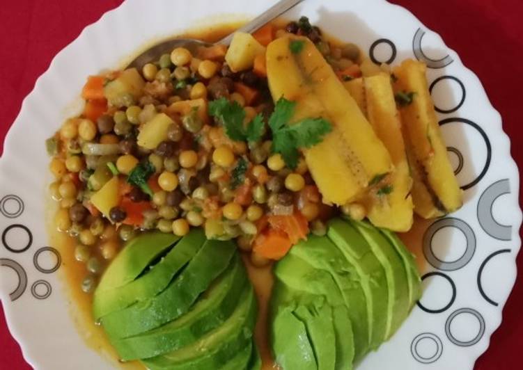 Chillie peas-matoke served with guacamole