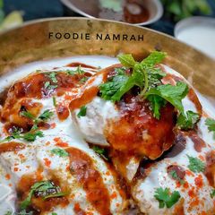 A picture of Dahi bhalle.