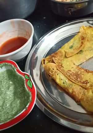 A picture of Paneer stuffed besan chilla.