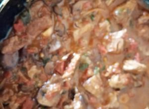 Una foto de Pechuga de pollo con vegetales