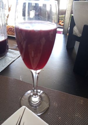 Una foto de Vino tinto y granada 🍷