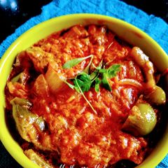A picture of Onion and tomato curry.