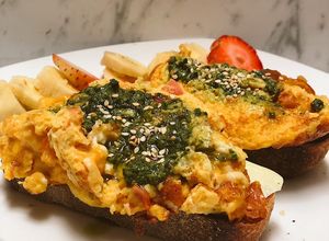 Una foto de Desayuno saludable y fácil: tostadas de huevos pericos ❤️‍🔥