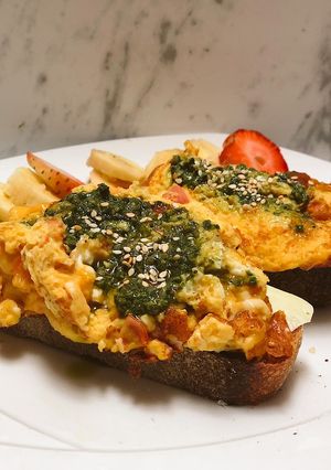 Una foto de Desayuno saludable y fácil: tostadas de huevos pericos ❤️‍🔥