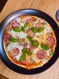 Pizza Đế Mỏng Mềm Viền Giòn Nhân Chorrizo & Olive Xanh