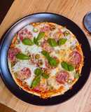 Pizza Đế Mỏng Mềm Viền Giòn Nhân Chorrizo & Olive Xanh