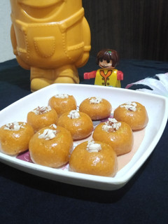 मैंगो पेडा (mango peda recipe in hindi) रेसिपी मुख्य फोटो