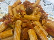 Una foto de macarrones con panceta y chorizo