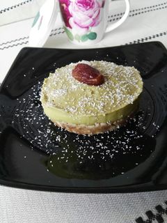 Una foto de Mousse de limón y aguacate