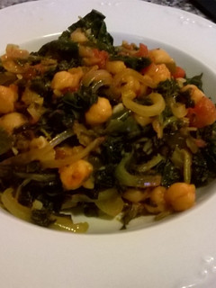 Una foto de Salteado de espinacas con tomate y garbanzos