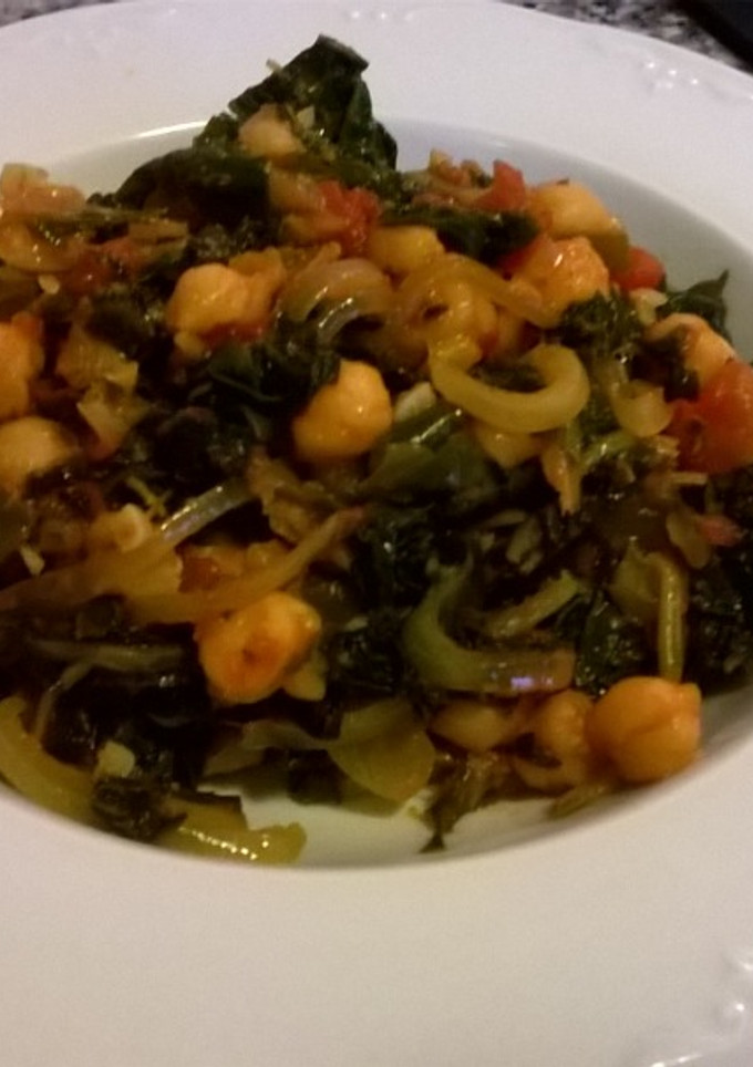Una foto de Salteado de espinacas con tomate y garbanzos