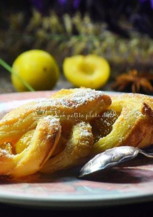 Une photo de Feuilletés tressés à la compotée de mirabelles