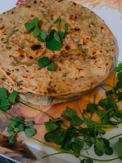 मेथी के थेपले (methi ke theple recipe in Hindi) रेसिपी मुख्य फोटो