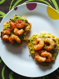 Una foto de Tostas de patacón con guacamole y gambas