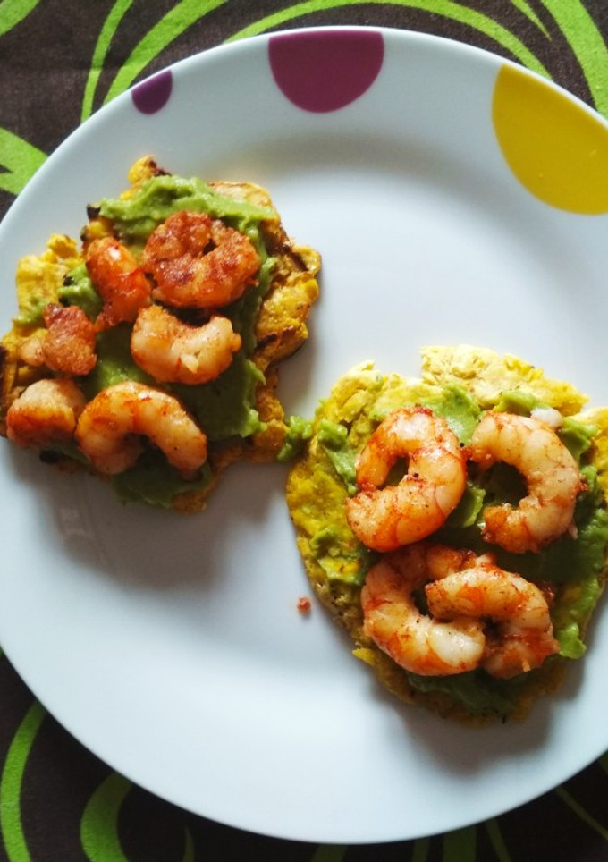 Una foto de Tostas de patacón con guacamole y gambas